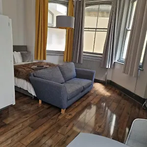 https://1-large-comfy-studio-in-central-hove.brighton-hotels-england.com